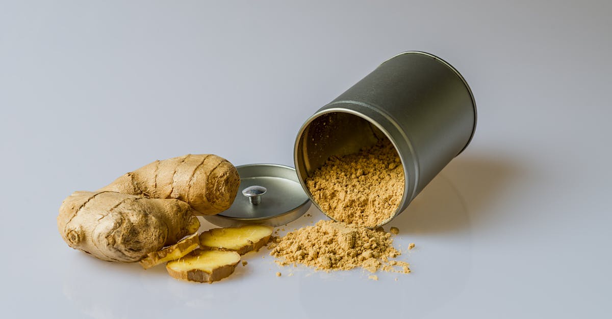 Gingembre en poudre et découpé.