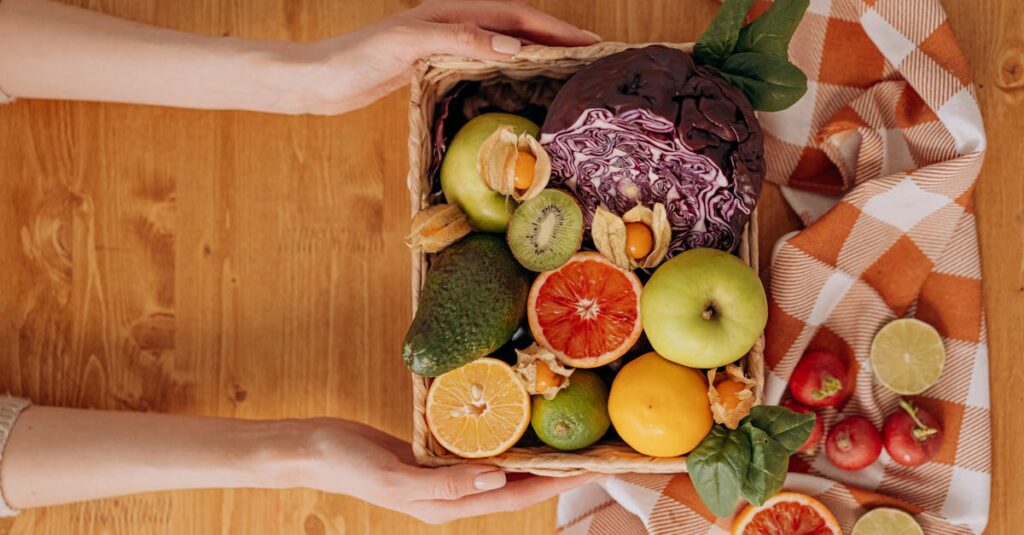 Un panier coloré de fruits et légumes frais, tenu par des mains sur une table en bois, symbole de santé et de longévité.
